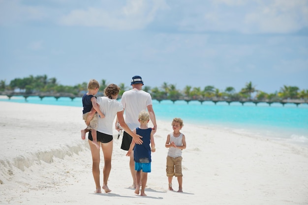 Ritratto di una famiglia felice in vacanza estiva in spiaggia