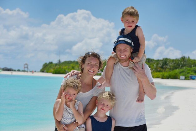 Ritratto di una famiglia felice in vacanza estiva in spiaggia