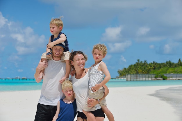 Ritratto di una famiglia felice in vacanza estiva in spiaggia