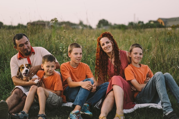 Ritratto di una famiglia nella natura Bambini e genitori giocano nella natura Buon tempo con la famiglia in vacanza Buona giornata in famiglia