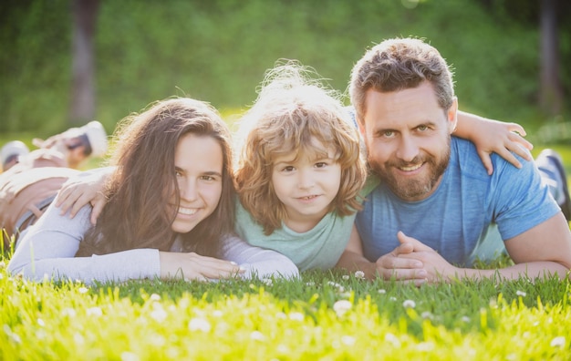 Ritratto di una famiglia sorridente felice che si abbraccia nel parco Famiglia e bambino all'aperto nella natura estiva