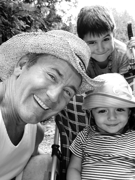 Ritratto di una famiglia sorridente nel cortile