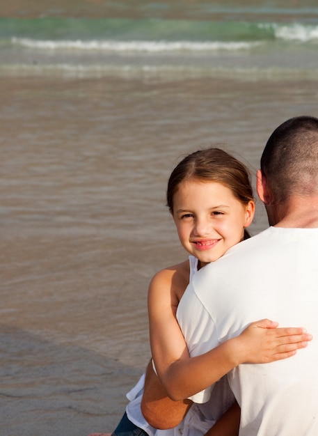 Ritratto di una figlia sorridente che abbraccia suo padre