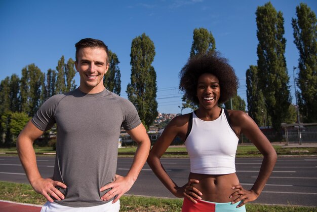 ritratto di una giovane bella donna afroamericana e di un giovane che fa jogging in città