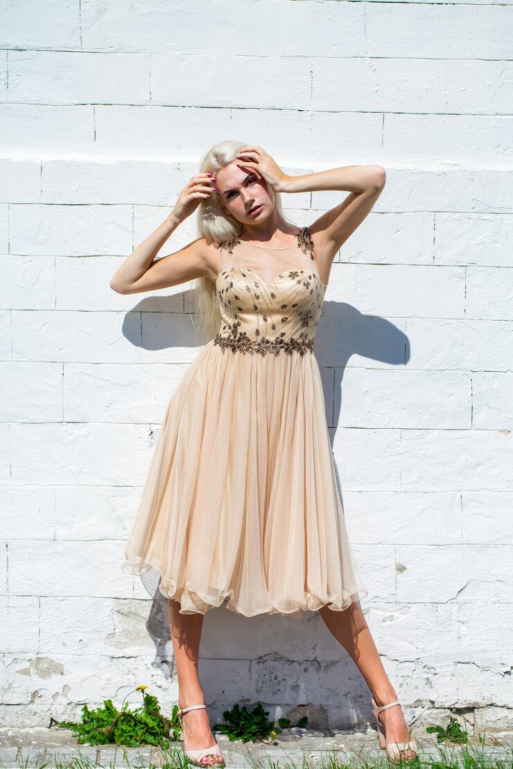 Foto ritratto di una giovane bella donna bionda in abito beige