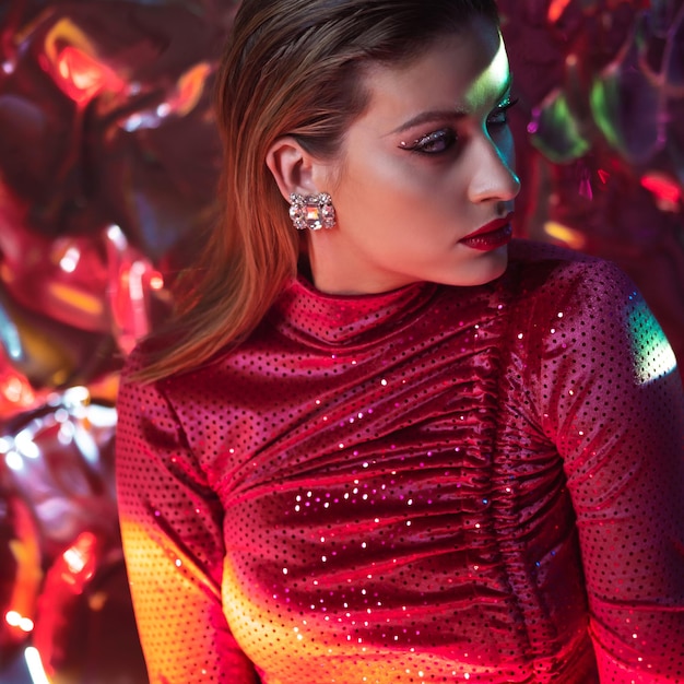Ritratto di una giovane bella donna su uno sfondo scintillante luce colorata iridescente futuristico f...