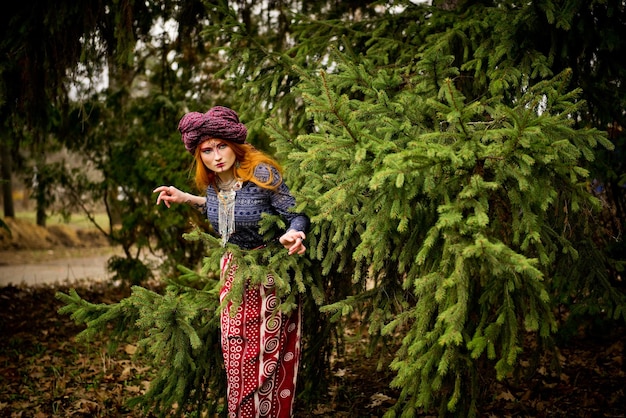 Ritratto di una giovane bella ragazza in un turbante nel giardino d'autunno