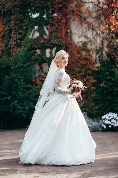 Ritratto di una giovane bella sposa con un bouquet