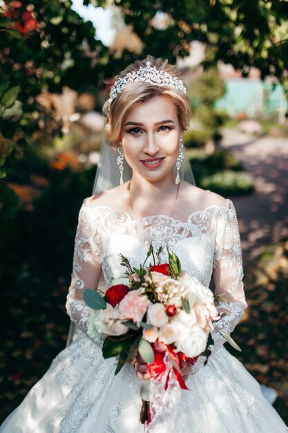 Ritratto di una giovane bella sposa con un bouquet