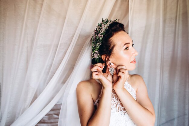 Ritratto di una giovane bella sposa