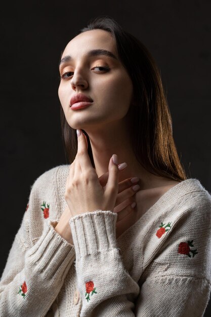 Ritratto di una giovane bruna con i capelli lunghi in studio Foto drammatica in colori scuri