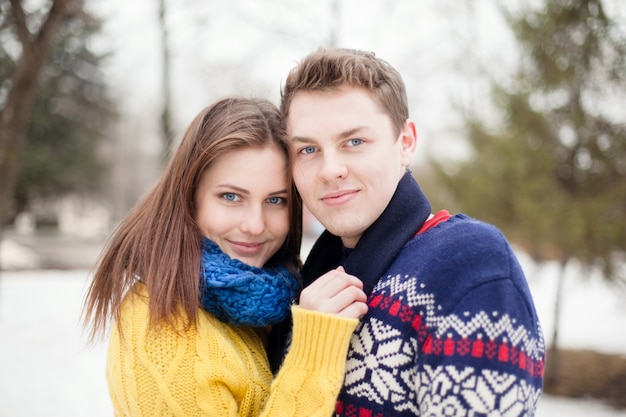 Ritratto di una giovane coppia felice in maglioni colorati