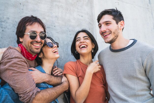 Ritratto di una giovane coppia sorridente