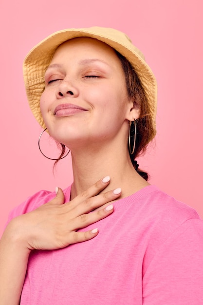 ritratto di una giovane donna Abbigliamento giovanile che posa inalterato lo sfondo di colore rosa in stile moderno. Foto di alta qualità