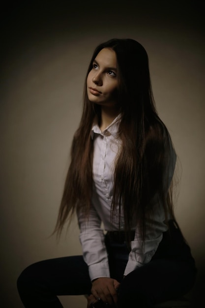 Ritratto di una giovane donna adulta in una camicia bianca premurosa