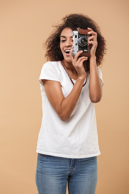 Ritratto di una giovane donna africana sorridente che cattura foto