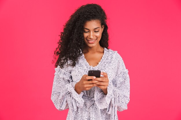 Ritratto di una giovane donna africana sorridente