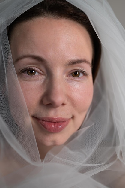 Ritratto di una giovane donna allegra guardando sorridente della fotocamera Primo piano del viso con labbra carnose carnose Bellezza naturale