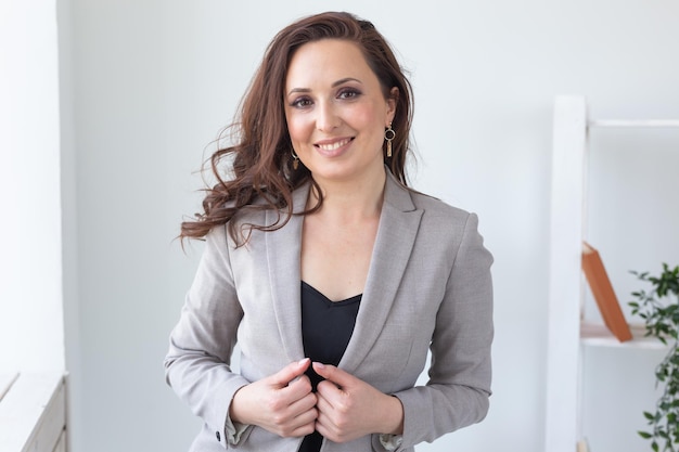 Ritratto di una giovane donna appoggiata al muro