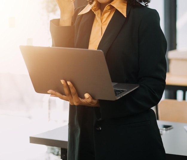 Ritratto di una giovane donna asiatica che lavora come freelancer su un computer tablet in un ufficio moderno Facendo analisi contabile rapporto dati di investimento immobiliare concetto di sistemi finanziari e fiscali