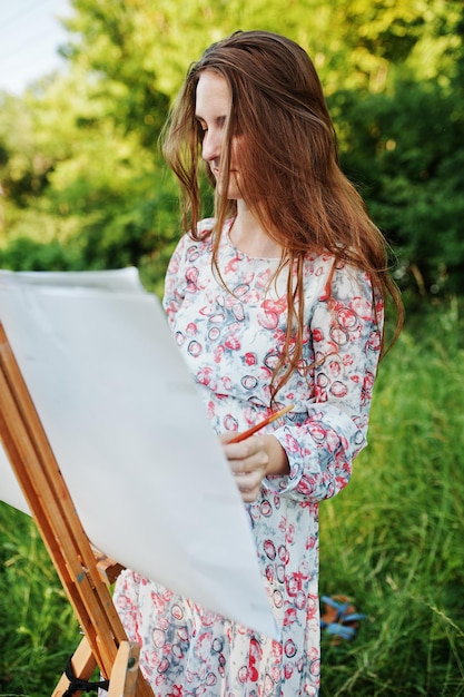 Ritratto di una giovane donna attraente in abito lungo dipinto con acquerello in natura