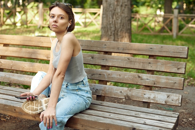 Ritratto di una giovane donna che ascolta la musica