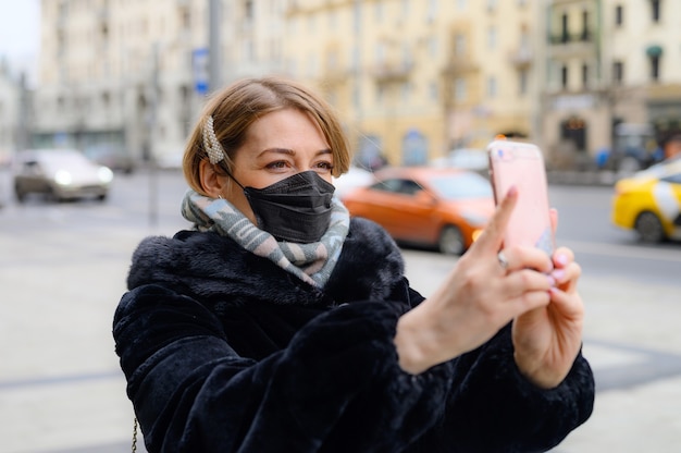 Ritratto di una giovane donna che cattura un selfie