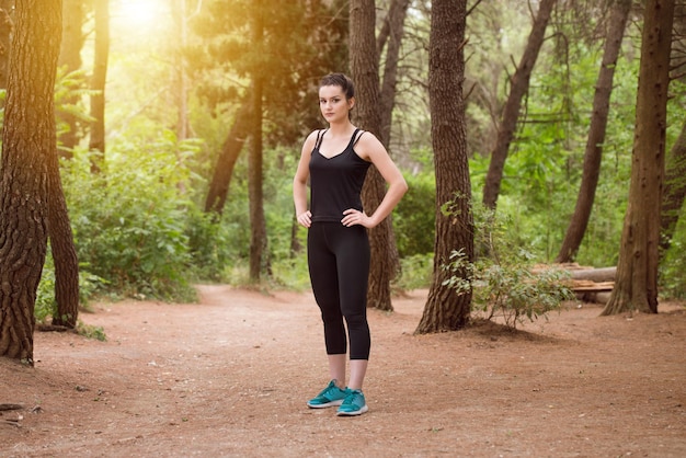 Ritratto di una giovane donna che corre nella foresta boscosa Area formazione ed esercizio per Trail Run Marathon Endurance Fitness stile di vita sano Concept