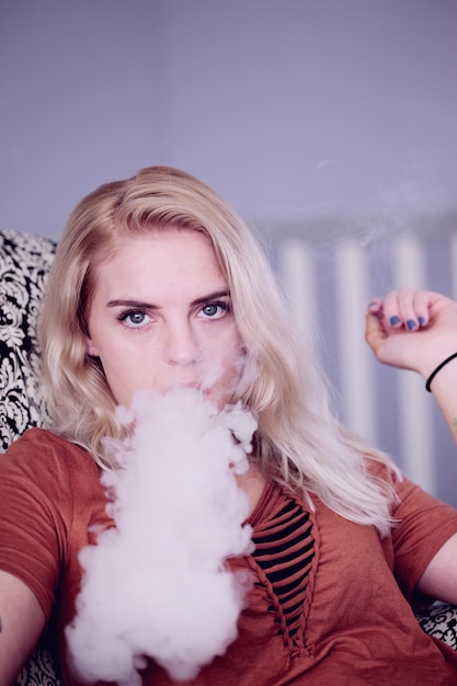Ritratto di una giovane donna che fuma