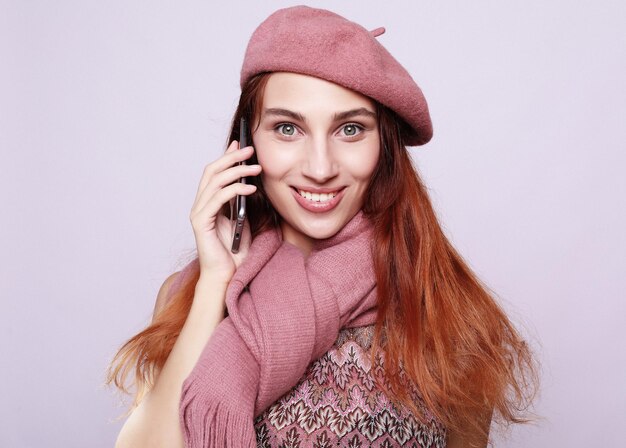 Ritratto di una giovane donna che indossa abito rosa parlando sul telefono cellulare