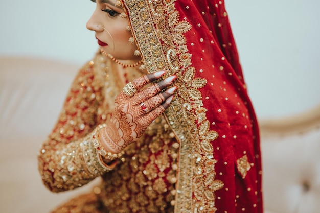 Ritratto di una giovane donna che indossa un abito da sposa