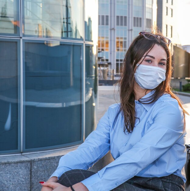 Ritratto di una giovane donna che indossa una maschera per il viso