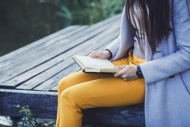 Ritratto di una giovane donna che legge un libro