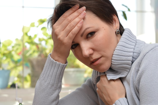 Ritratto di una giovane donna che prende l'influenza