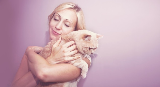 Ritratto di una giovane donna che tiene in braccio un gatto