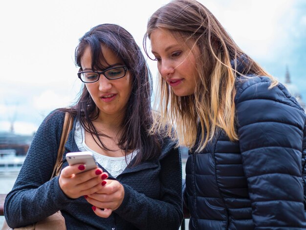 Ritratto di una giovane donna che usa un telefono cellulare