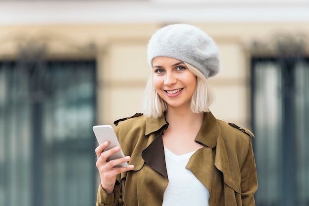 Ritratto di una giovane donna che utilizza il suo telefono cellulare. Gente Naturale.