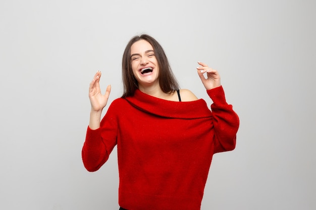 Ritratto di una giovane donna con brillanti emozioni positive su sfondo grigio chiaro La foto ride ragazze