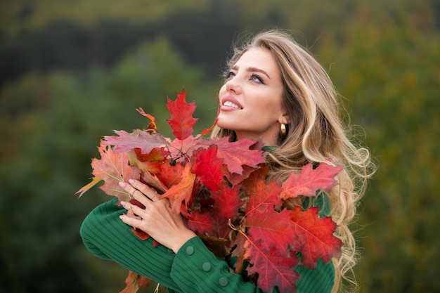 Ritratto di una giovane donna con foglie d'autunno ragazza romantica sogno tenere caduta foglie dacero stagione autunnale