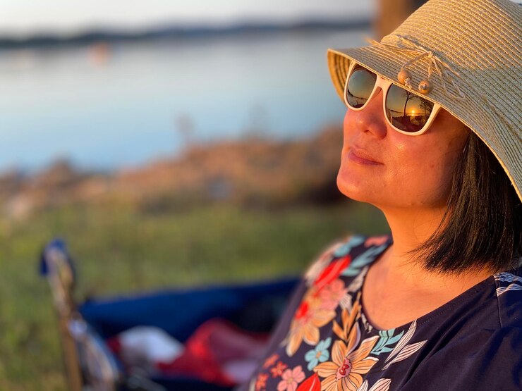 Foto ritratto di una giovane donna con gli occhiali da sole