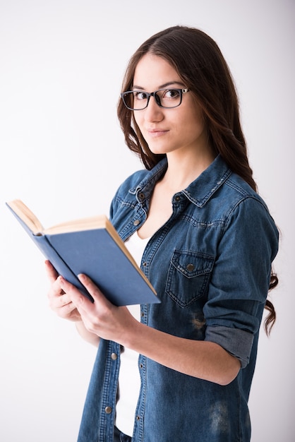 Ritratto di una giovane donna con il libro