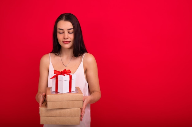 Ritratto di una giovane donna con scatole di regali per le vacanze di Natale e CapodannoCopia spazio