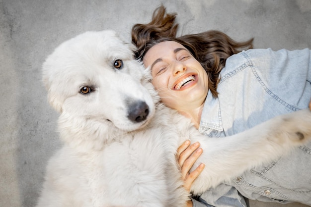 Ritratto di una giovane donna con un cane