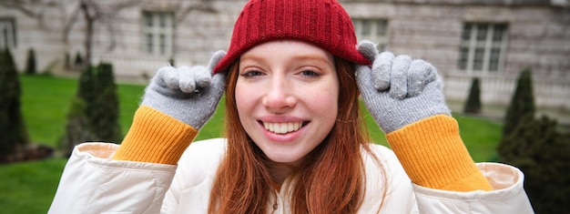 Ritratto di una giovane donna con un cappello