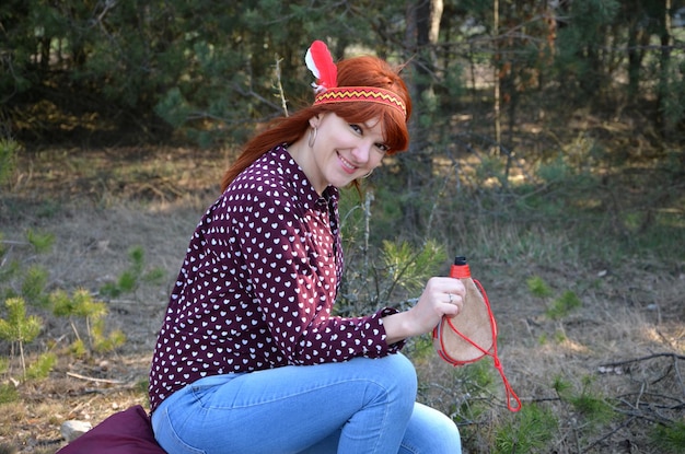 Ritratto di una giovane donna con un otre in natura