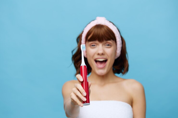 Foto ritratto di una giovane donna con un regalo sullo sfondo blu