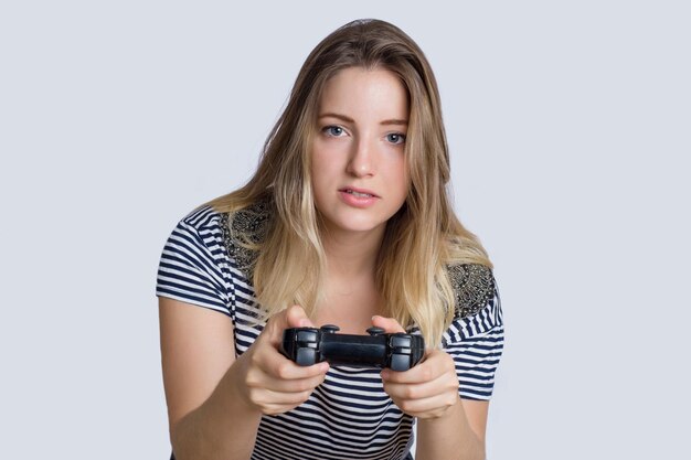 Ritratto di una giovane donna con una telecamera sullo sfondo bianco