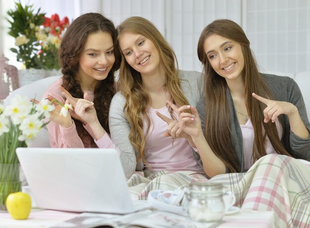 Ritratto di una giovane donna e laptop