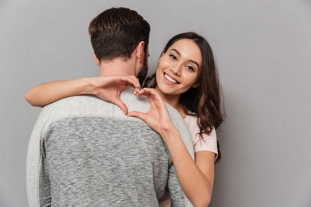 Ritratto di una giovane donna felice che abbraccia il suo ragazzo