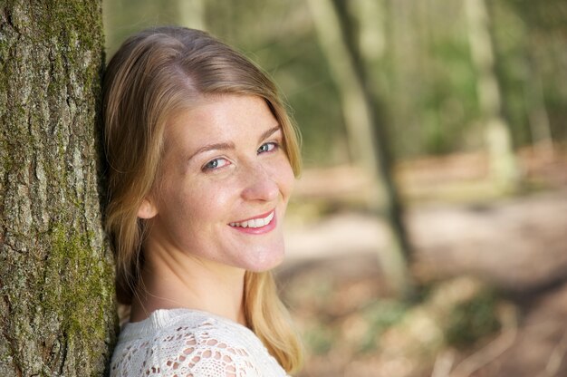 Ritratto di una giovane donna felice sorridente al di fuori